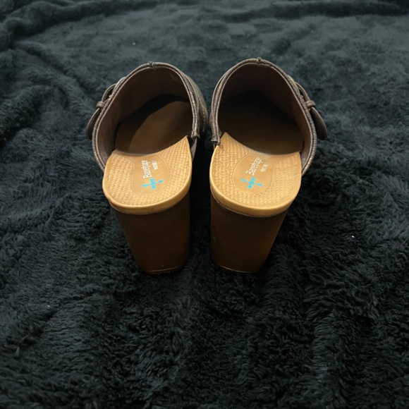 Clogs - Picture 3 of 4